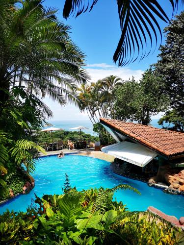 pool, palm trees and people